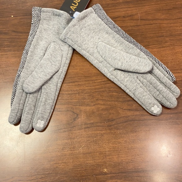 Ladies touch screen compatible winter gloves by Auclair - Picture 3 of 7